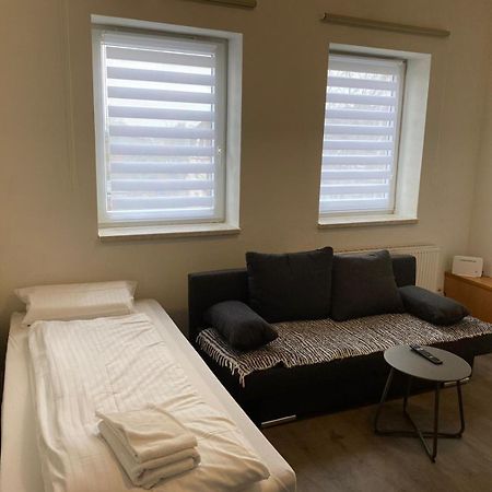 Modernes Apartment Mit 2 Schlafzimmern Und Privatparkplatz Nahe Innenstadt Neumünster Eksteriør bilde