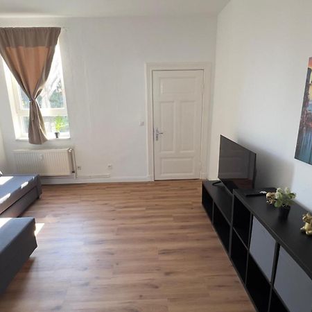 Modernes Apartment Mit 2 Schlafzimmern Und Privatparkplatz Nahe Innenstadt Neumünster Eksteriør bilde