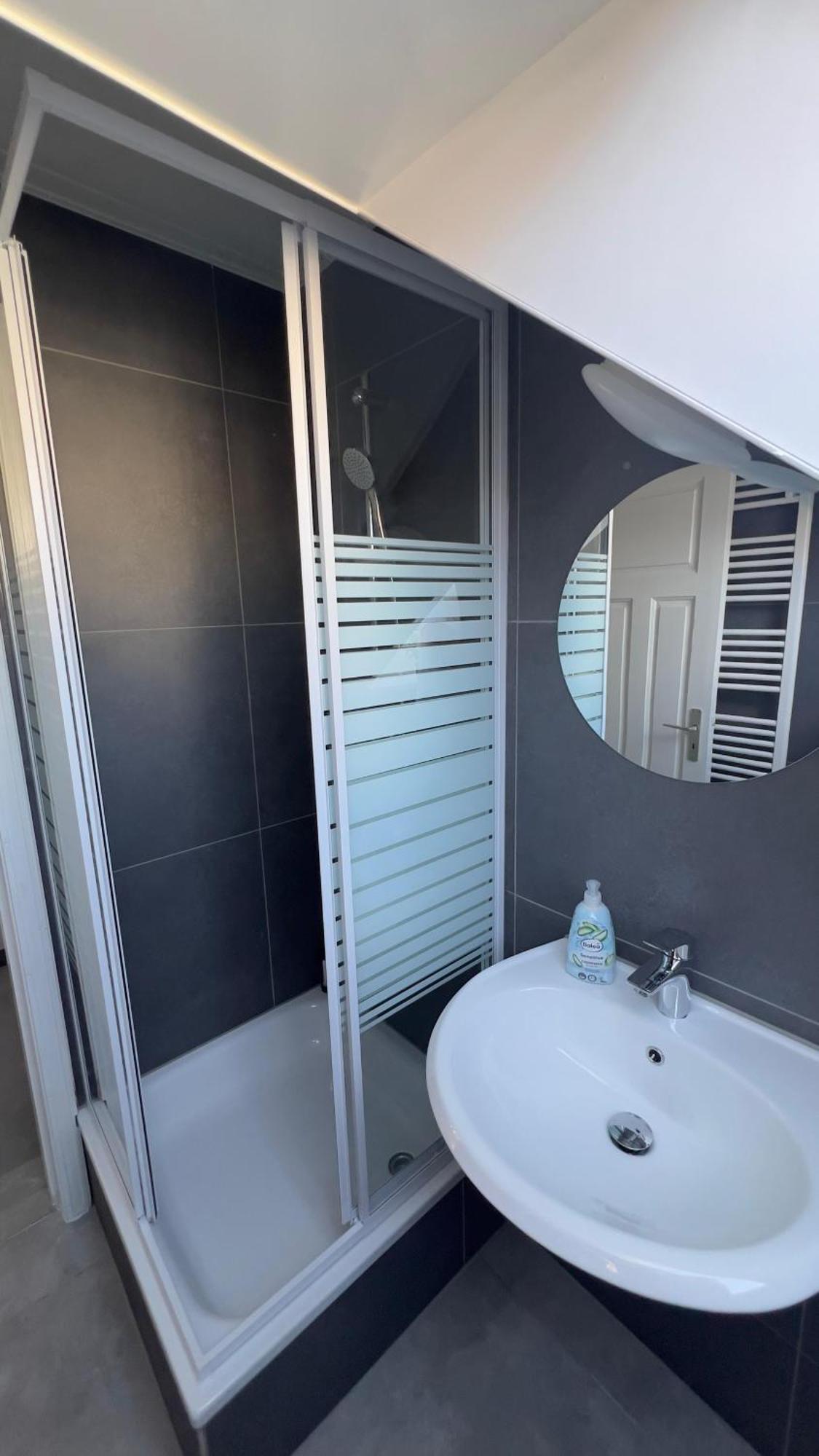 Modernes Apartment Mit 2 Schlafzimmern Und Privatparkplatz Nahe Innenstadt Neumünster Eksteriør bilde