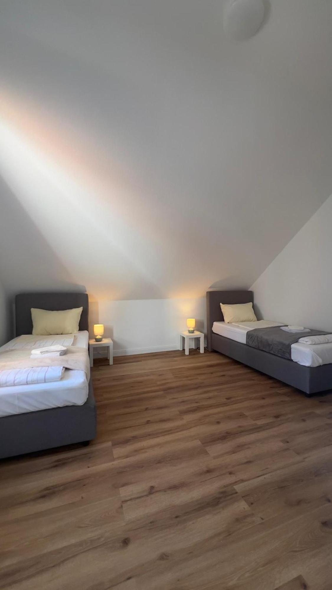 Modernes Apartment Mit 2 Schlafzimmern Und Privatparkplatz Nahe Innenstadt Neumünster Eksteriør bilde