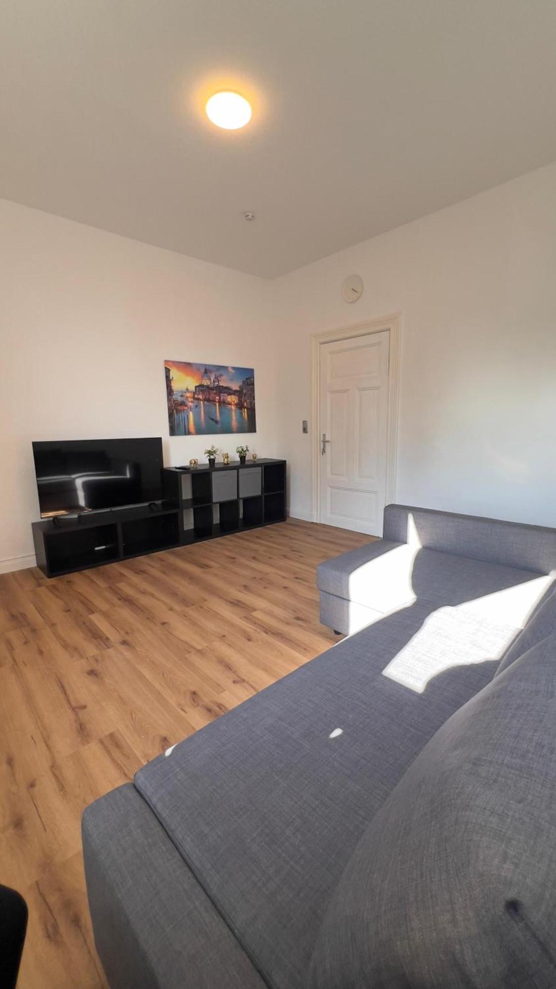 Modernes Apartment Mit 2 Schlafzimmern Und Privatparkplatz Nahe Innenstadt Neumünster Eksteriør bilde