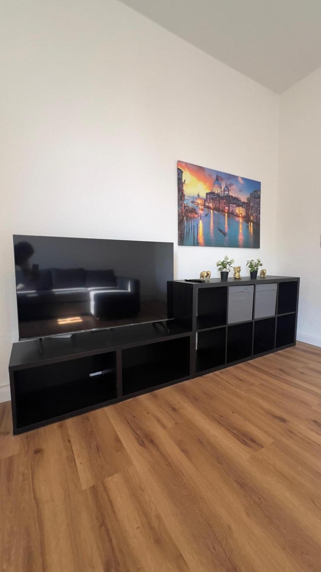 Modernes Apartment Mit 2 Schlafzimmern Und Privatparkplatz Nahe Innenstadt Neumünster Eksteriør bilde