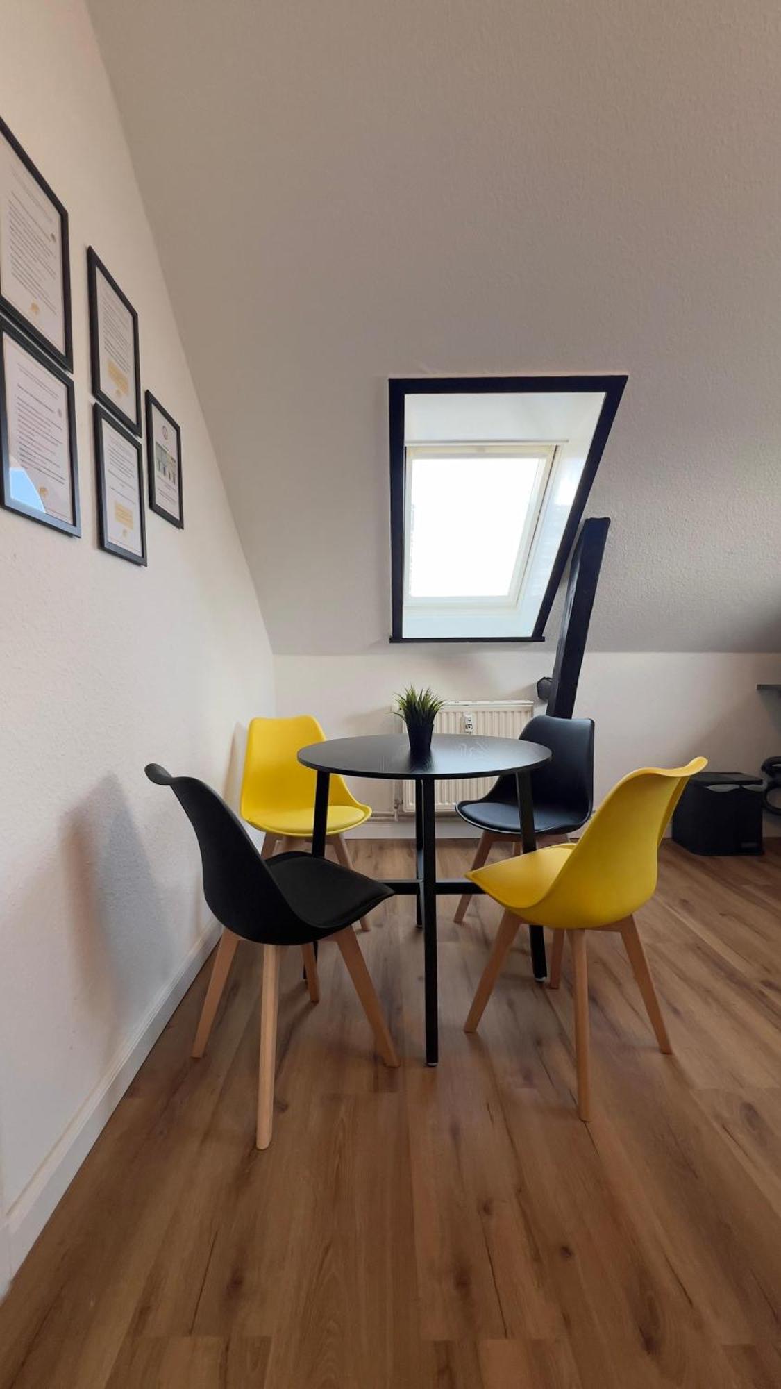 Modernes Apartment Mit 2 Schlafzimmern Und Privatparkplatz Nahe Innenstadt Neumünster Eksteriør bilde