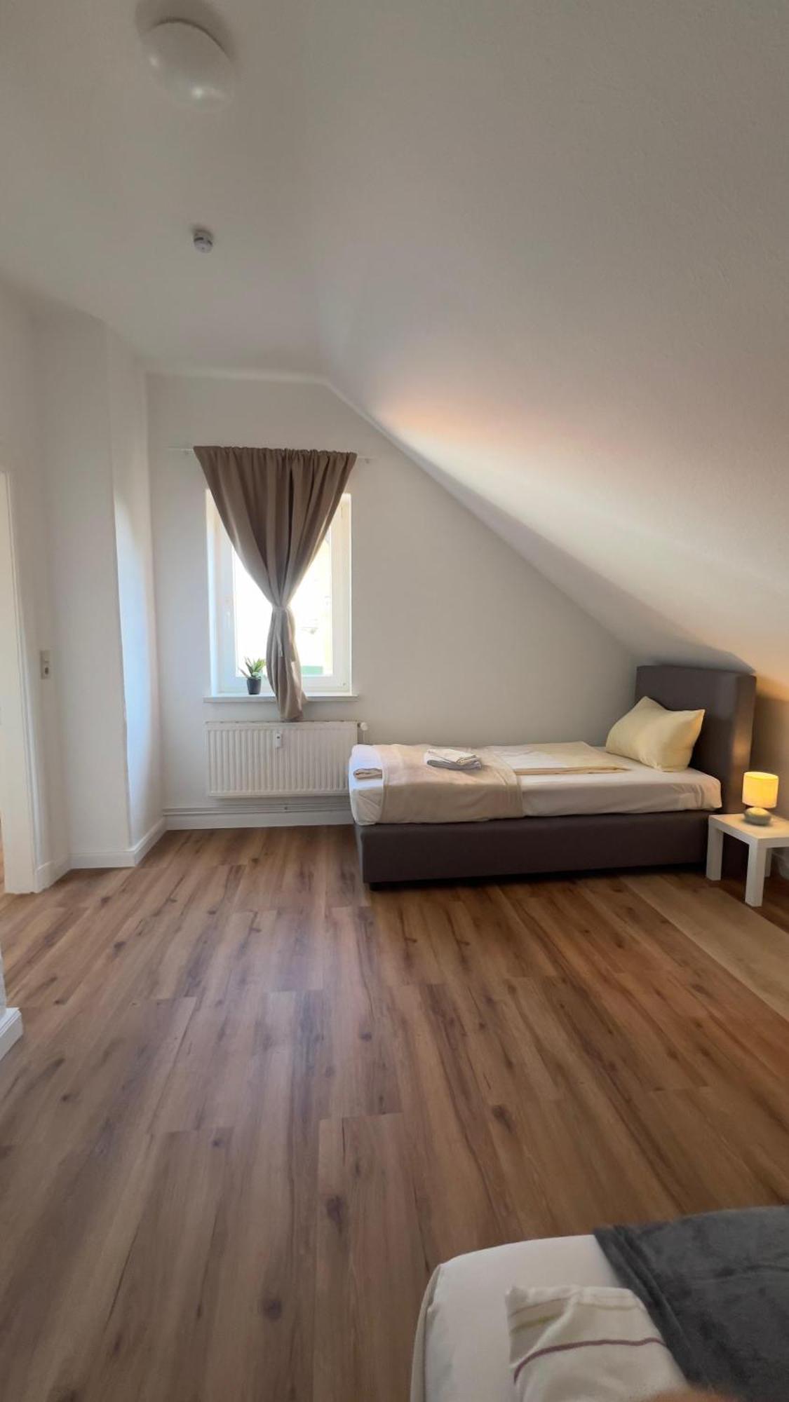Modernes Apartment Mit 2 Schlafzimmern Und Privatparkplatz Nahe Innenstadt Neumünster Eksteriør bilde