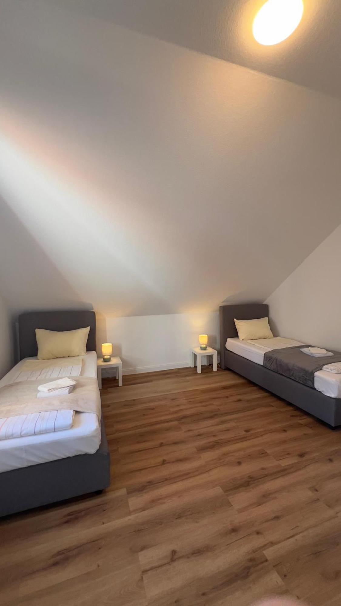 Modernes Apartment Mit 2 Schlafzimmern Und Privatparkplatz Nahe Innenstadt Neumünster Eksteriør bilde
