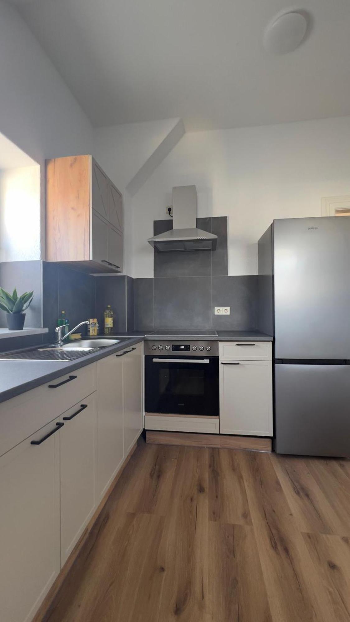 Modernes Apartment Mit 2 Schlafzimmern Und Privatparkplatz Nahe Innenstadt Neumünster Eksteriør bilde