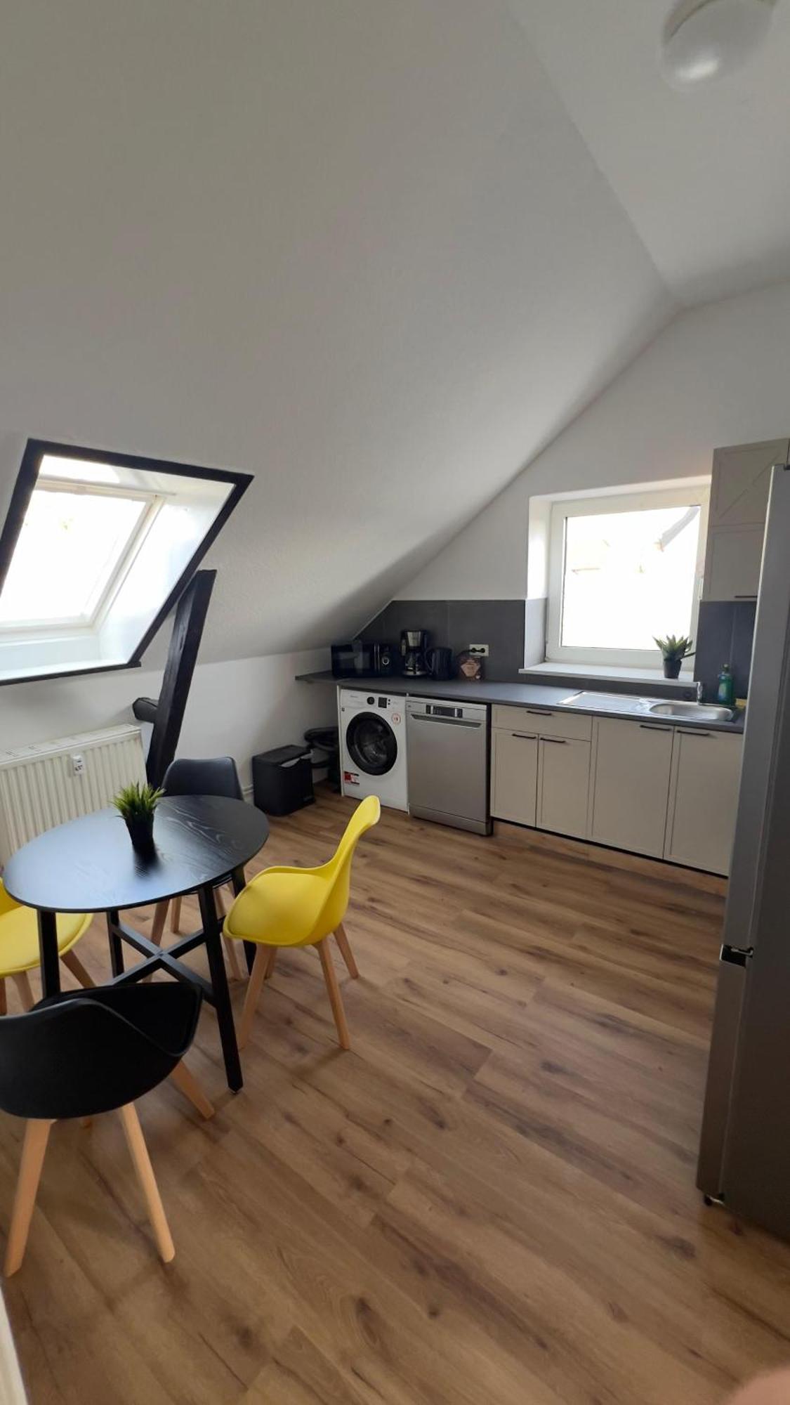 Modernes Apartment Mit 2 Schlafzimmern Und Privatparkplatz Nahe Innenstadt Neumünster Eksteriør bilde